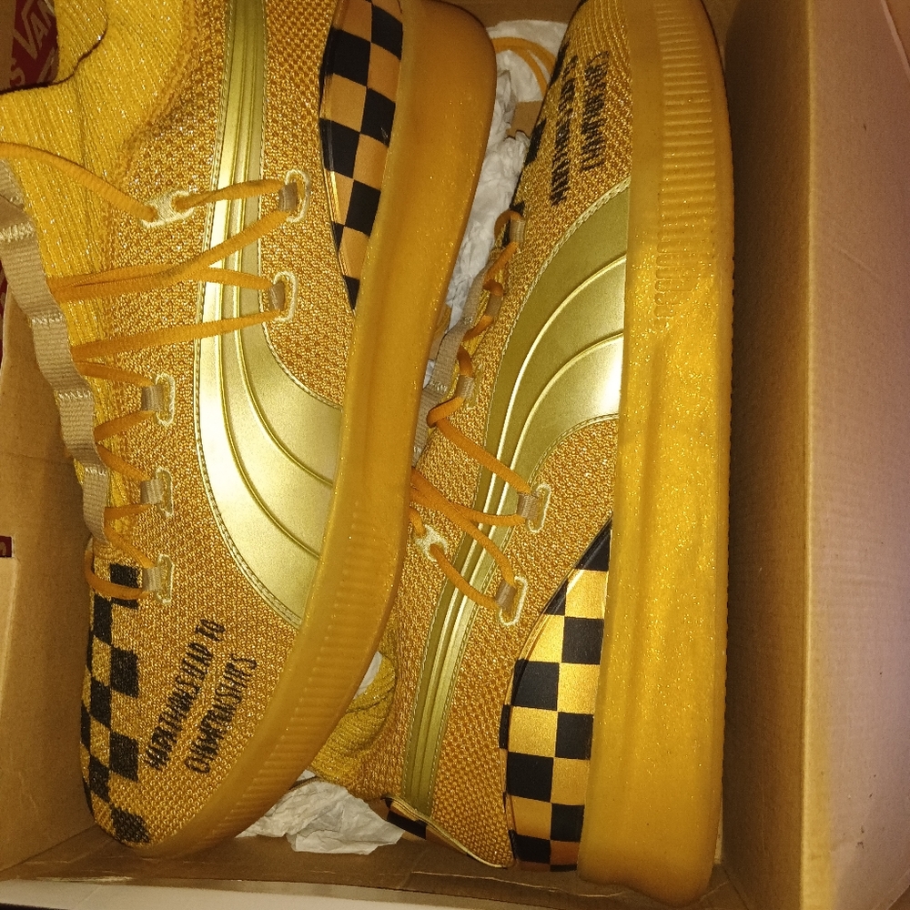 Puma yellow and black size 17